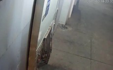 2 tên trộm bị bắt quả tang bẻ khóa cửa